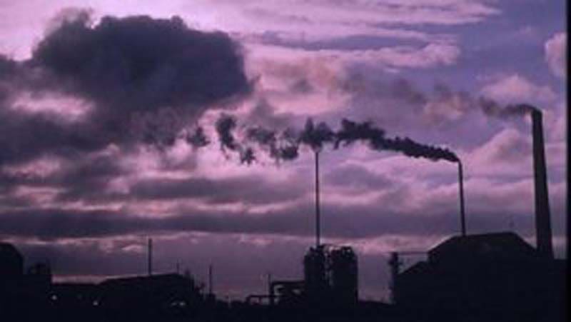 The unrestricted use of fossil fuels should be phased out by 2100 if the world is to avoid dangerous climate change, a UN-backed expert panel says.
